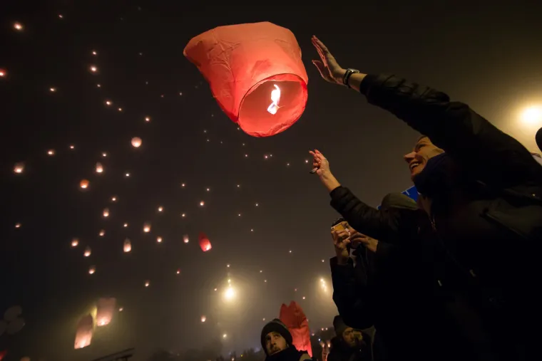Stotine lampiona pu&scaron;tenih iznad fontana kod NSK osvjetlili nebo nad gradom