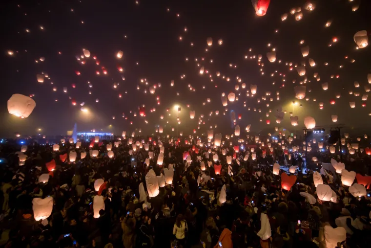 Stotine lampiona pu&scaron;tenih iznad fontana kod NSK osvjetlili nebo nad gradom