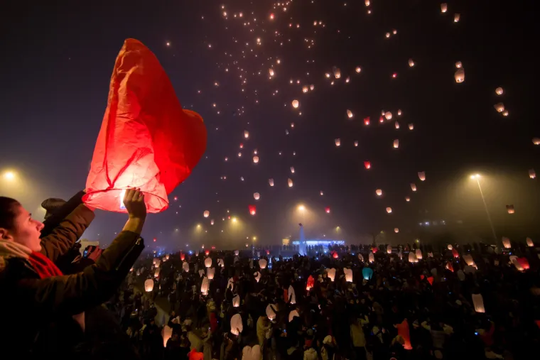 Stotine lampiona pu&scaron;tenih iznad fontana kod NSK osvjetlili nebo nad gradom