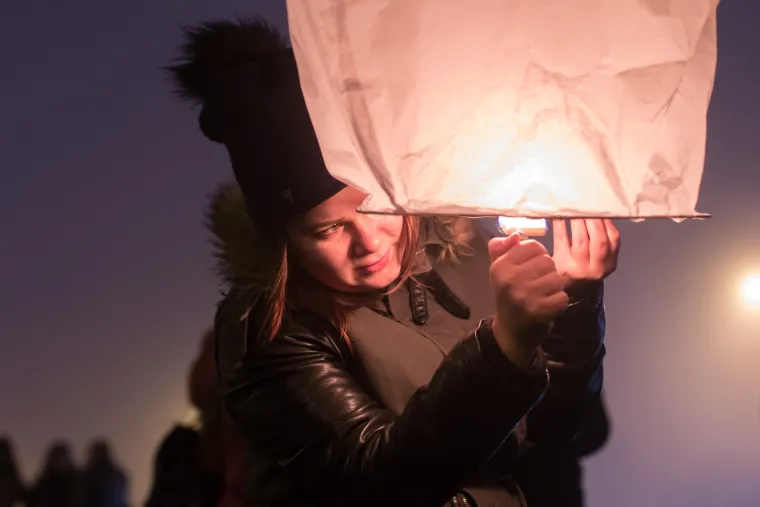 Stotine lampiona pu&scaron;tenih iznad fontana kod NSK osvjetlili nebo nad gradom