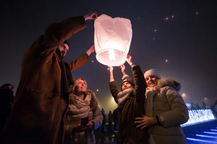 Stotine lampiona pu&scaron;tenih iznad fontana kod NSK osvjetlili nebo nad gradom
