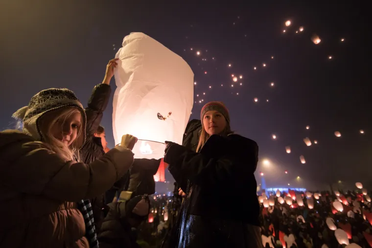 Stotine lampiona pu&scaron;tenih iznad fontana kod NSK osvjetlili nebo nad gradom