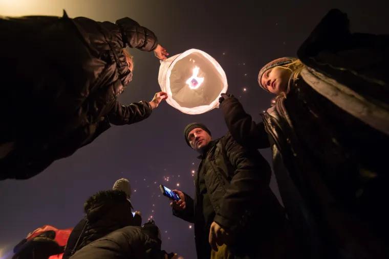 Stotine lampiona pu&scaron;tenih iznad fontana kod NSK osvjetlili nebo nad gradom