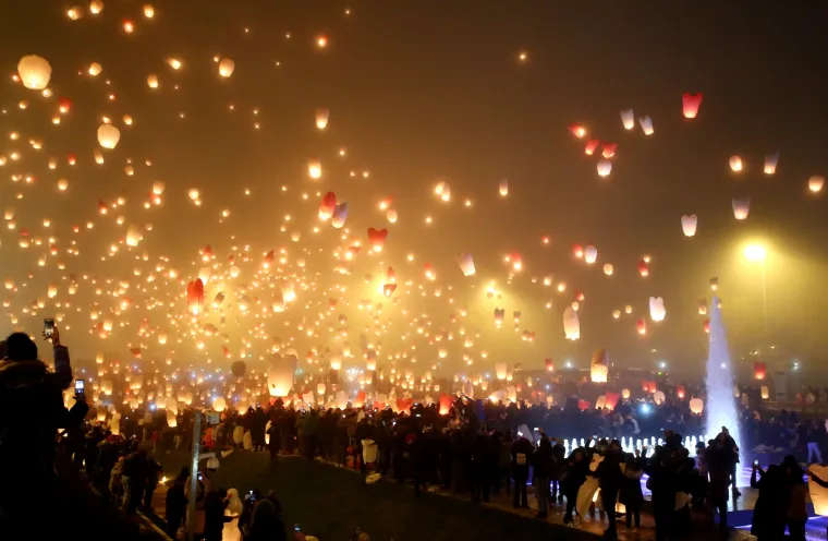 Stotine lampiona pu&scaron;tenih iznad fontana kod NSK osvjetlili nebo nad gradom