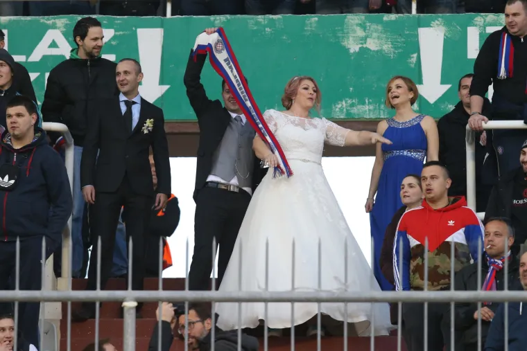 Mladenci na tribinama uz veselo dru&scaron;tvo proslavili svoj dan