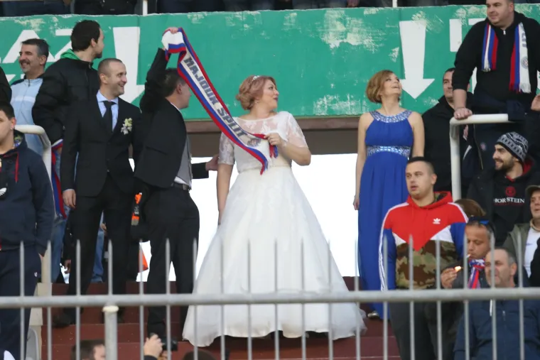 Mladenci na tribinama uz veselo dru&scaron;tvo proslavili svoj dan