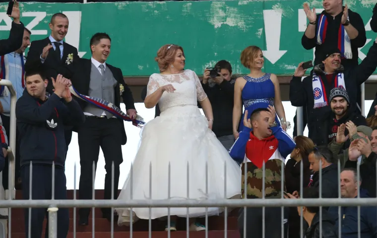Mladenci na tribinama uz veselo dru&scaron;tvo proslavili svoj dan