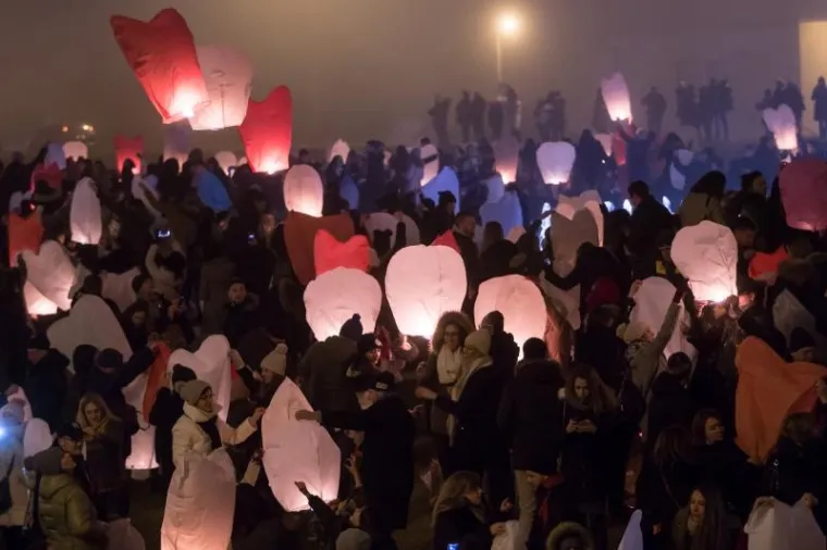 U sklopu manifestacije održane pored fontana na Aveniji Hrvatske bratske zajednice Zagrepčani su u nebo poslali stotine lampiona.