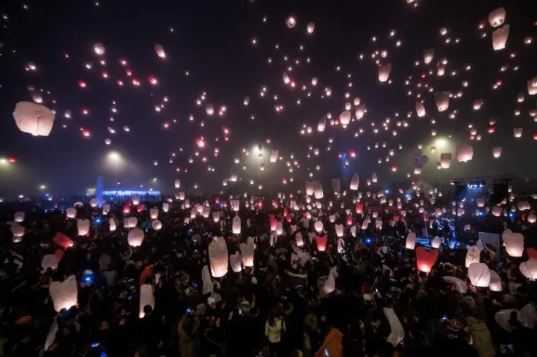 Zagrepčani u nebo pustili stotine lampiona