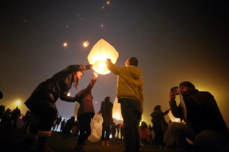 Zagrepčani u nebo pustili stotine lampiona