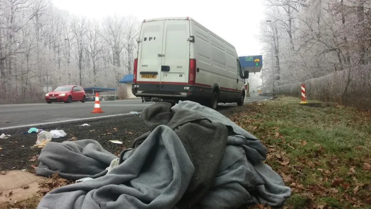 Kombi u kojem su sinoć zatečeni migranti jo&scaron; uvijek stoji ispred naplatnih kućica kod Novske