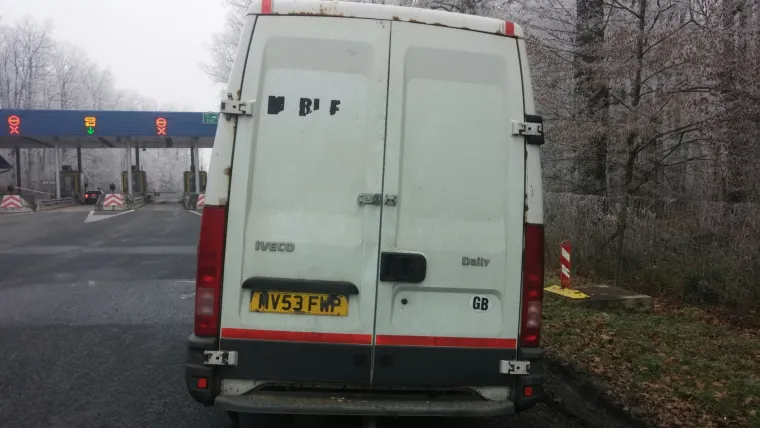 Kombi u kojem su sinoć zatečeni migranti jo&scaron; uvijek stoji kod naplatnih kućica