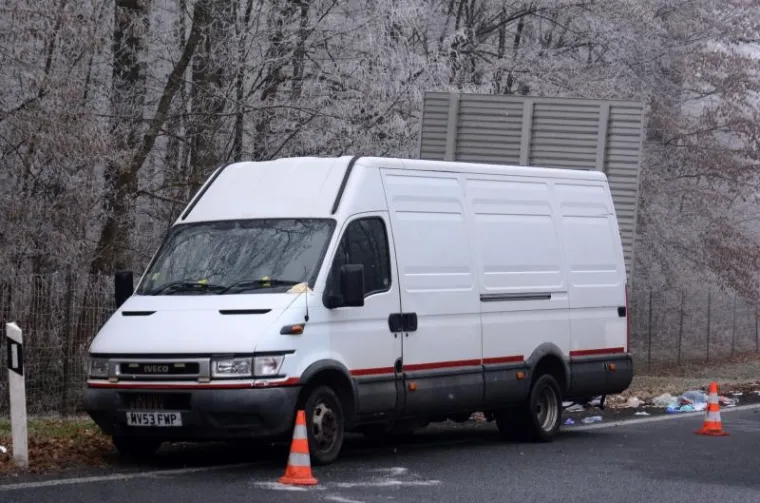 Kombi u kojem su sinoć zatečeni migranti jo&scaron; uvijek stoji kod naplatnih kućica kod Novske