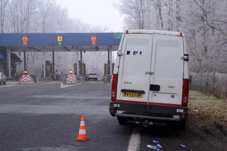 Napu&scaron;teni kombi u kojem su zatečeni migranti stoji kod naplatnih kućica