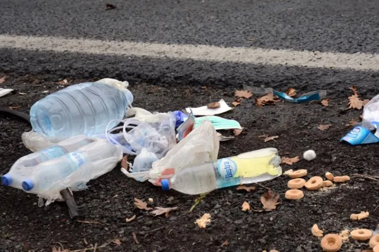 Napu&scaron;teni kombi u kojem su zatečeni migranti stoji kod naplatnih kućica