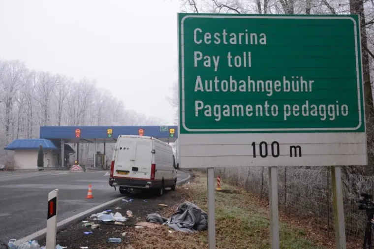 Napu&scaron;teni kombi u kojem su zatečeni migranti stoji kod naplatnih kućica