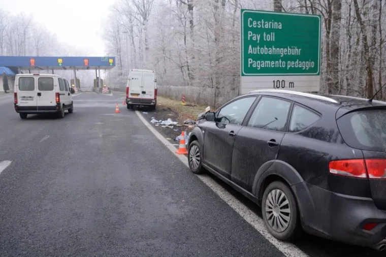 Napu&scaron;teni kombi u kojem su zatečeni migranti stoji kod naplatnih kućica