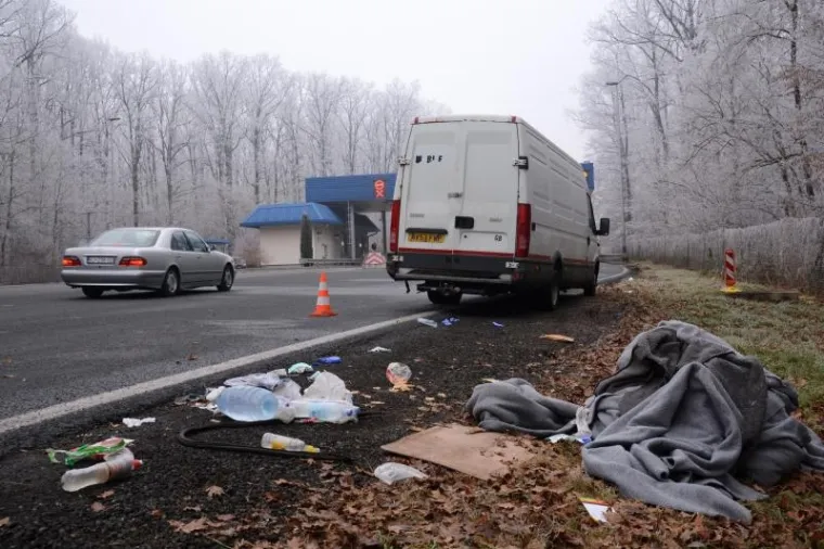 Napu&scaron;teni kombi u kojem su zatečeni migranti stoji kod naplatnih kućica