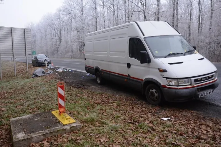 Napu&scaron;teni kombi u kojem su zatečeni migranti stoji kod naplatnih kućica