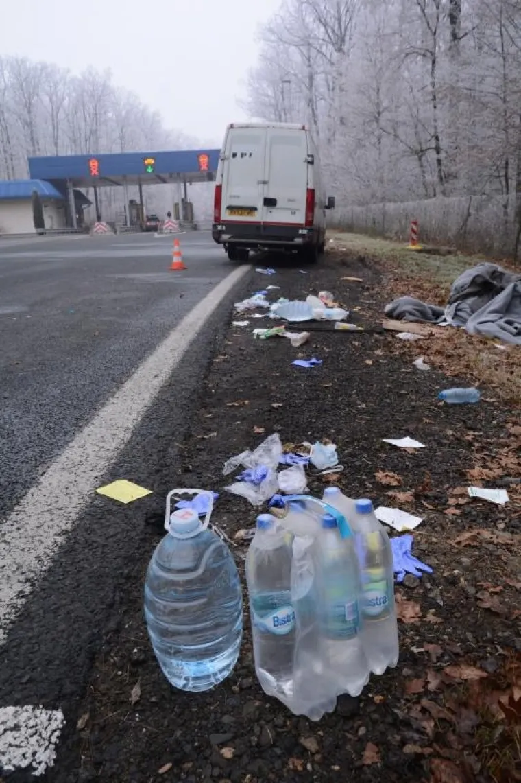 Napu&scaron;teni kombi u kojem su zatečeni migranti stoji kod naplatnih kućica