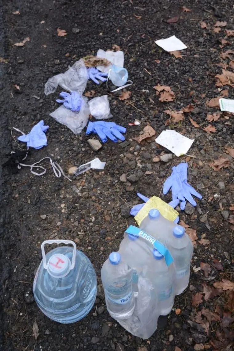 Napu&scaron;teni kombi u kojem su zatečeni migranti stoji kod naplatnih kućica