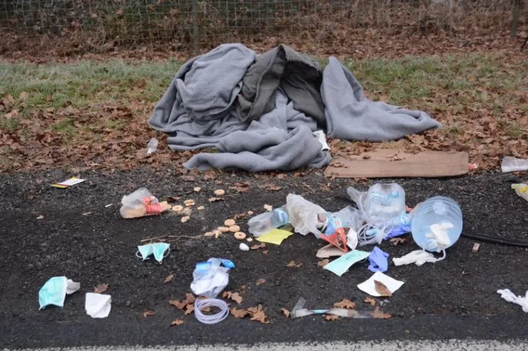 Napu&scaron;teni kombi u kojem su zatečeni migranti stoji kod naplatnih kućica