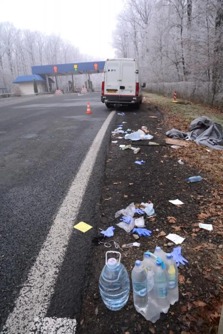 Napu&scaron;teni kombi u kojem su zatečeni migranti stoji kod naplatnih kućica