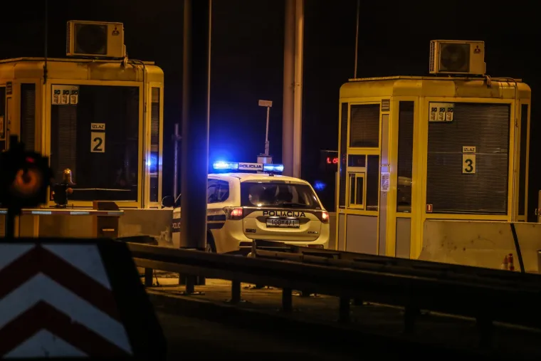 Policija zaustavila kombi u kojem je bilo 50-ak migranata lo&scaron;eg zdravstvenog stanja
