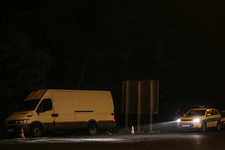 Policija zaustavila kombi u kojem je bilo 50-ak migranata lo&scaron;eg zdravstvenog stanja