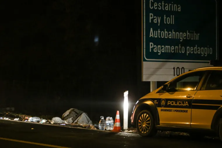 Policija zaustavila kombi u kojem je bilo 50-ak migranata lo&scaron;eg zdravstvenog stanja