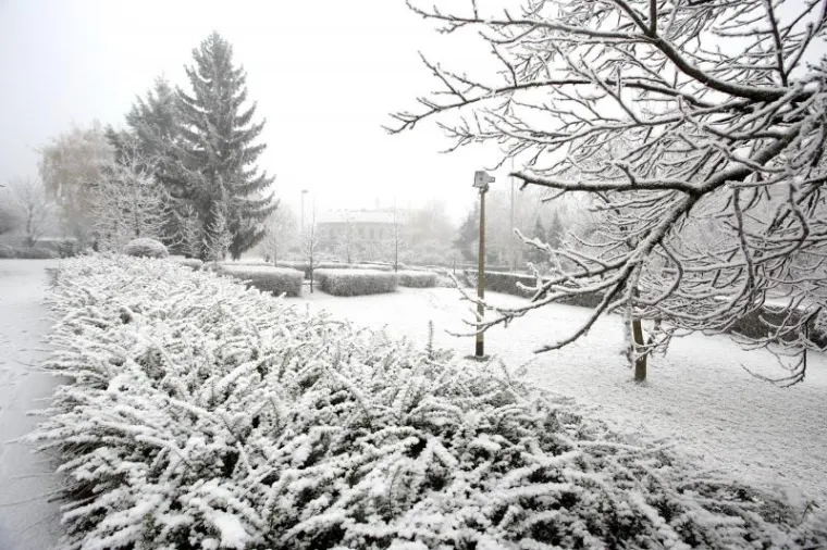 SNJEŽNO JUTRO U ZAGREBU: Zabijelio se centar Sesveta
