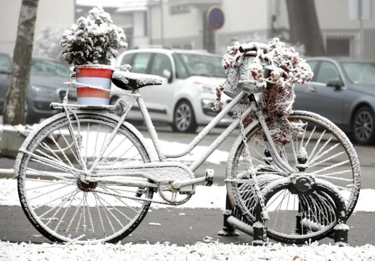 U nedjelju ujutro centar Sesveta zabijelio snijeg.