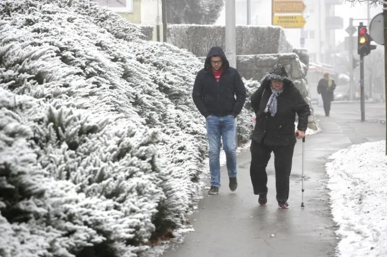SNJEŽNO JUTRO U ZAGREBU: Zabijelio se centar Sesveta