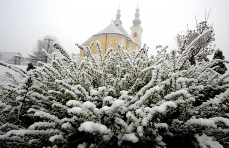 SNJEŽNO JUTRO U ZAGREBU: Zabijelio se centar Sesveta