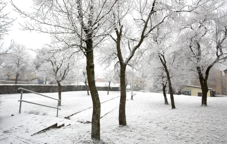 SNJEŽNO JUTRO U ZAGREBU: Zabijelio se centar Sesveta