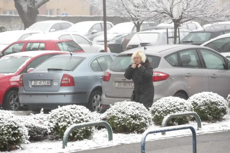 SNJEŽNO JUTRO U ZAGREBU: Zabijelio se centar Sesveta