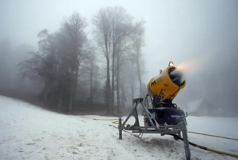 PRAVI ZIMSKI UGOĐAJ: Snježni topovi u punom su pogonu na vrhu Medvednice
