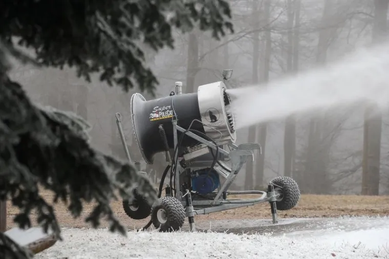 PRAVI ZIMSKI UGOĐAJ: Snježni topovi u punom su pogonu na vrhu Medvednice