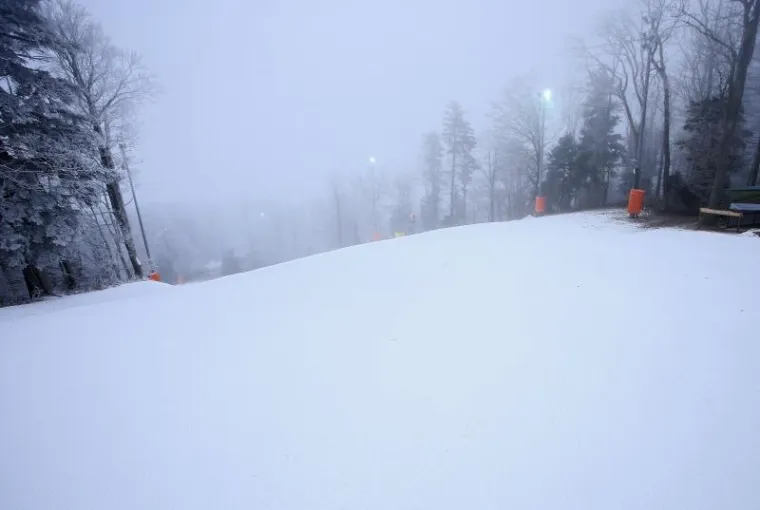 PRAVI ZIMSKI UGOĐAJ: Snježni topovi u punom su pogonu na vrhu Medvednice