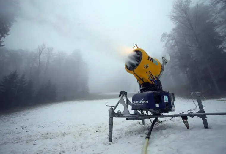 PRAVI ZIMSKI UGOĐAJ: Snježni topovi u punom su pogonu na vrhu Medvednice
