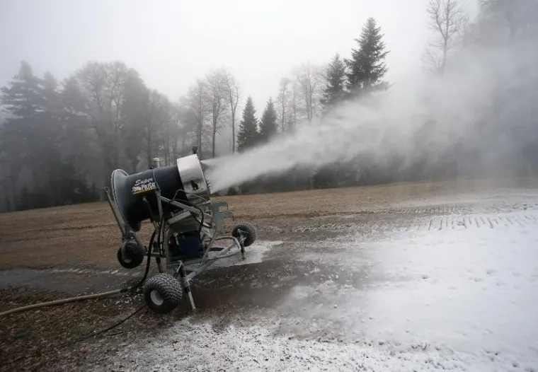 PRAVI ZIMSKI UGOĐAJ: Snježni topovi u punom su pogonu na vrhu Medvednice