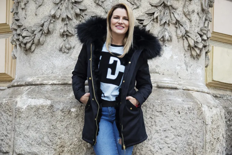 „Nit vodilja nam je bila napraviti elegantne kreacije, nosive za svaki dan, a da opet u njima žene izgledaju sređeno. Radili smo kapute koji su namijenjeni širokom krugu žena, a Antonija se super uklopila u priču. Ona je mlada i urbana, uzor je mnogima, a zapravo je sasvim normalna djevojka iz susjedstva“ kažu iz dvojca ELFS.