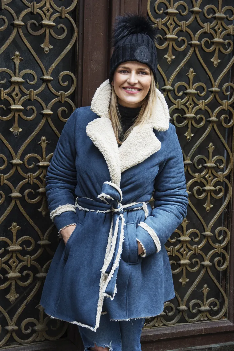 Ako se pita dvojac ELFS, čije kreacije obožavaju brojne poznate dame, ove zime se nose glamur i udobnost u „it“ bojama – crvena, bež i klasična crna, ali od ustaljenog mišljenja kako je zimi teško biti odjeven u trendu, a ujedno i toplo, ELFS je svojim kreacijama pokazao upravo suprotno.