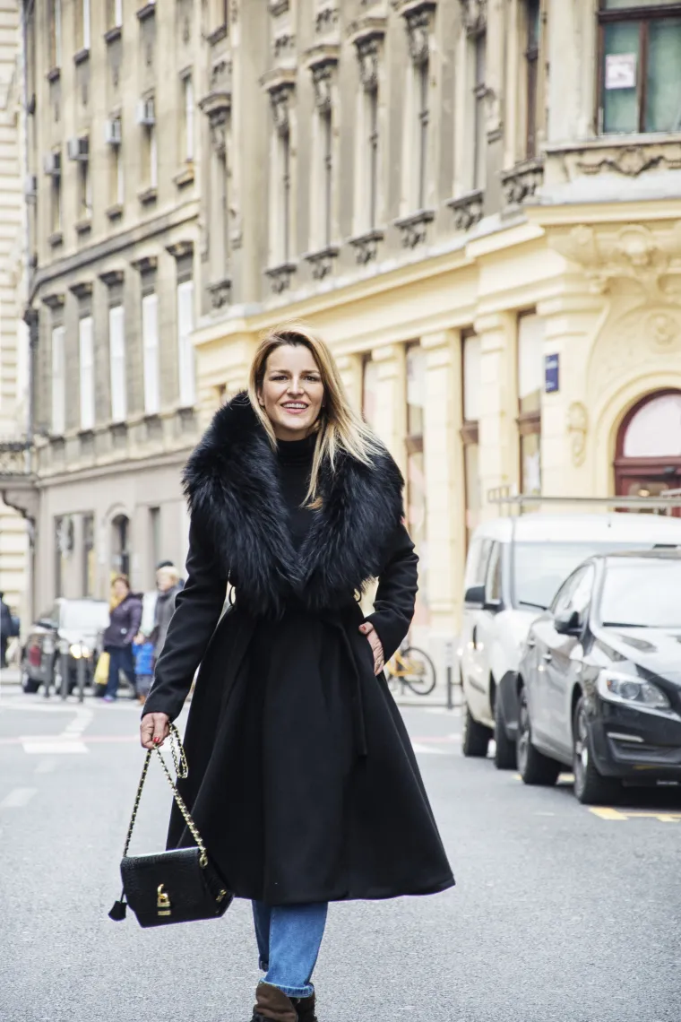 Elfsovim zimskim kreacijama nije odoljela ni voditeljica Antonija Blaće koja se u hladnim mjesecima odlučila grijati u kaputima i jaknama od različitih materijala, a čija je glavna poveznica ženstvenost.