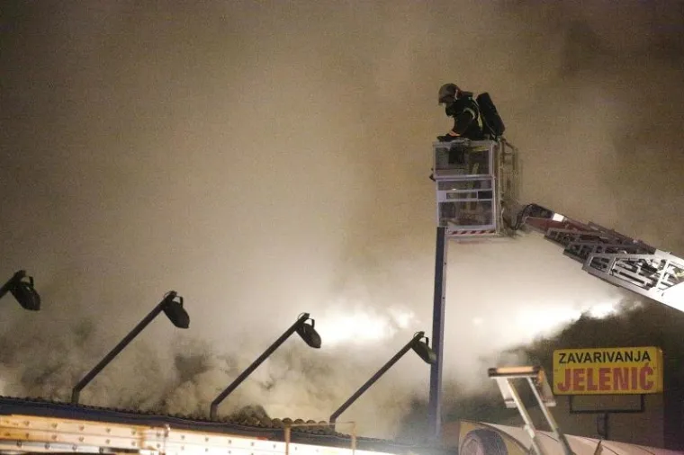 Požar u skladi&scaron;tu tvrtke Megakop &ndash; parketni centar u blizini Ciboninog tornja u Zagrebu, koji je planuo u srijedu oko 20 sati, gotovo je u cjelosti uga&scaron;en, nitko nije ozlijeđen, a mjesto požara osiguravaju policajci