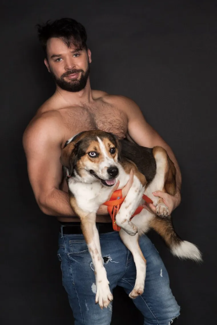 Elvis Merdanić, iz Lo&scaron;inja, živi u Zagrebu, ekonomist po struci,zaljubljenik u fitness i putovanja