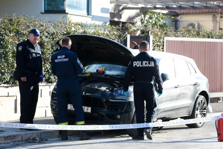 DRAMA U SOLINU: Na skupocjene aute bacili molotovljev koktel