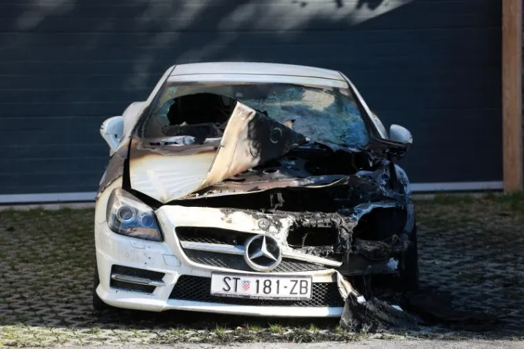 DRAMA U SOLINU: Na skupocjene aute bacili molotovljev koktel