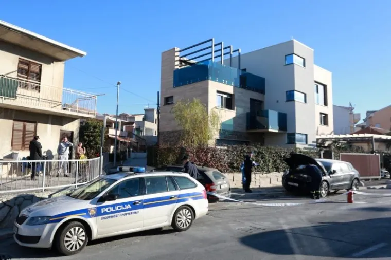 DRAMA U SOLINU: Na skupocjene aute bacili molotovljev koktel