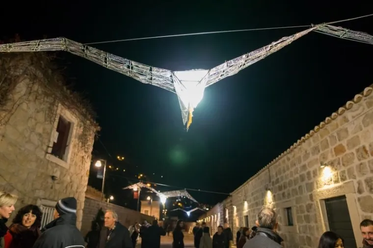 MALO DRUGAČIJI ADVENT: Proslavljeni umjetnici okitili biser Jadrana originalnim instalacijama